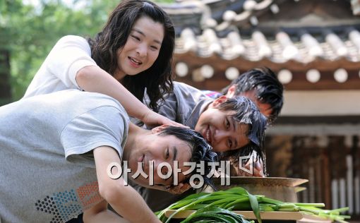 [포토]외국인 단오 체험 '창포잎에 머리 감아요'!