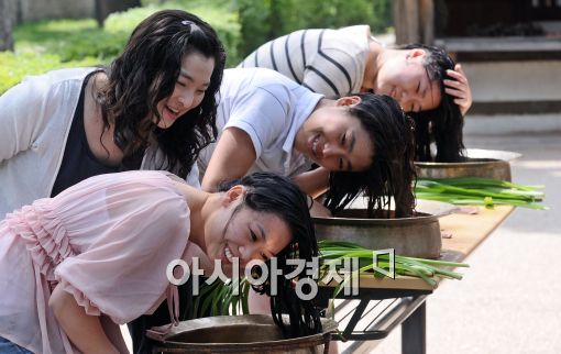 [포토]외국인 단오 체험 '창포 샴푸 만들기'