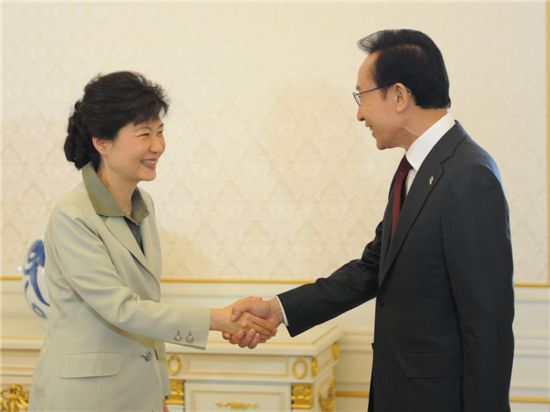 "화기애애한 분위기" MB-박근혜, 1시간 단독회동