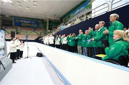 평창을 찾은 IOC 실사단 관계자들이 평창 동계올림픽 유치위원회 관계자들로부터 설명을 듣고 있다.