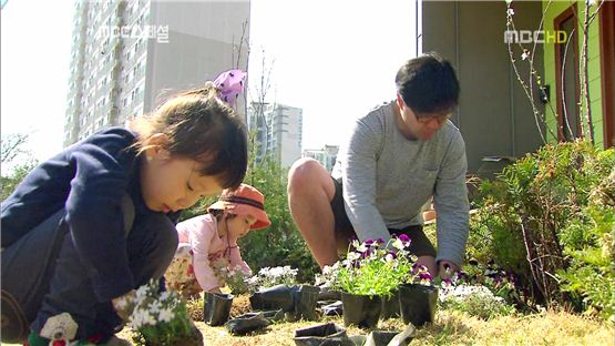 [TV 브리핑] < MBC 스페셜 > ‘둘이서 집 짓기 - 땅.콩.집 이야기’, 땅콩집 한 채 몰고가세요