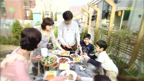 [TV 브리핑] < MBC 스페셜 > ‘둘이서 집 짓기 - 땅.콩.집 이야기’, 땅콩집 한 채 몰고가세요