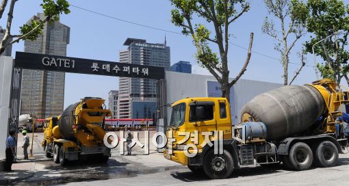 [포토]롯데슈퍼타워 줄잇는 레미콘 차량