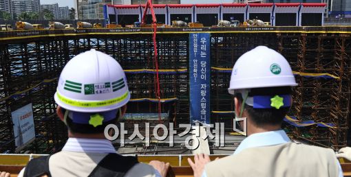 [포토]롯데슈퍼타워 대화 나누는 기술진
