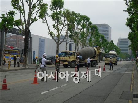 공사가 진행된 4일 오전 10시. 현장에는 수십대의 레미콘 차량이 현장 관계자들의 안전신호에 맞춰 콘크리트를 실어나르고 있었다. 