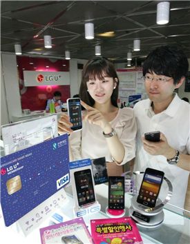 LG유플러스가 신한카드와 제휴, 카드 포인트를 활용해 최신 스마트폰을 구입할 수 있는 ‘스마트하이세이브 신한카드’를 7일 출시한다. 

  
