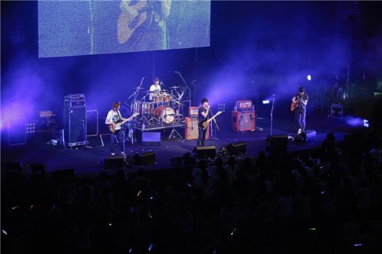 CNBLUE performing at the "CNBLUE 2nd Official Fanclub Event 2011~Welcome to BOICE JAPAN II~" held at the Pacifico Yokohama Hall on June 3, 2011. [FNC Music]