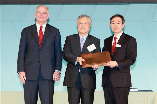 [포토]이석채 KT 회장, IEEE 산업리더상 수상