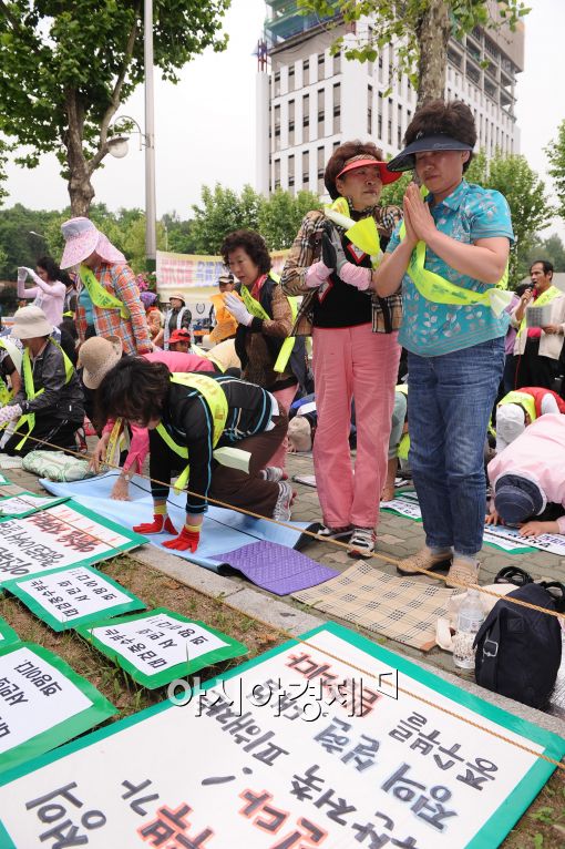 [포토]부산저축은행 피해자들의 108배