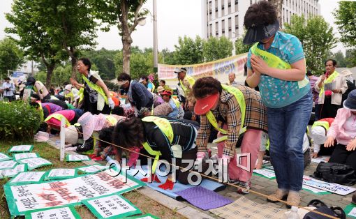 [포토]108배하는 부산저축은행 피해자들