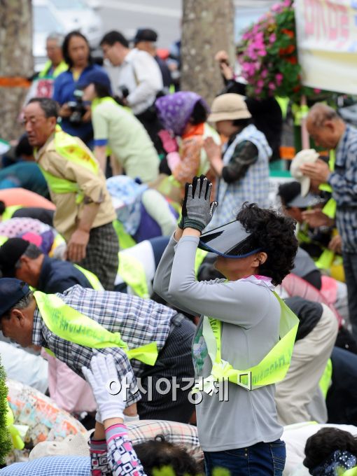 [포토]부산저축은행 피해자의 간절한 기도