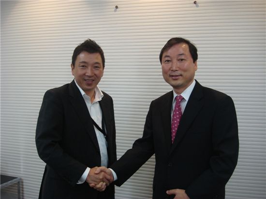 육동인(오른쪽) 커리어케어 대표와 타케토시 나츠이 디스코 대표가 업무협약을 체결하고 악수를 하고 있다. 