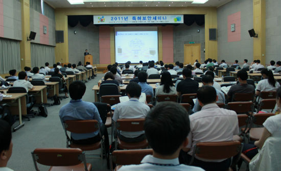 7일 오후 정부대전청사 3동 204호 대회의실에서 아시아경제신문과 한국특허정보원이 마련한 '2011년 특허보안세미나'  모습. 200여명이 참가한 이날 행사는 앉을 자리가 없을 만큼 성황을 이뤘다.
