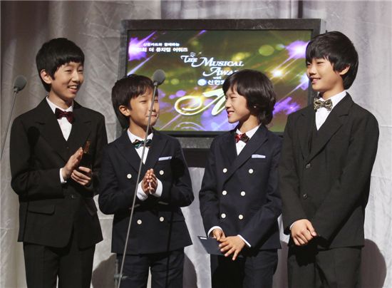 남우신인상을 수상한 <빌리 엘리어트>의 김세용, 정진호, 박준형, 이지명. (왼쪽부터)