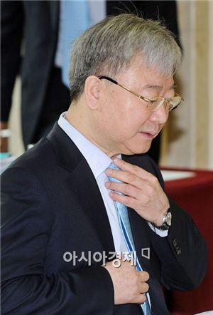 [포토] 답답한 김석동 금융위원장