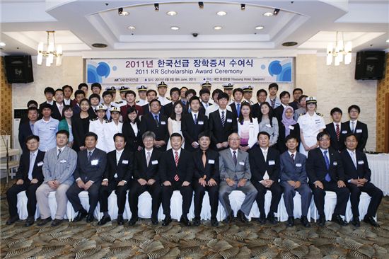 오공균 회장(왼쪽에서 여섯 번째) 등 한국선급 임직원과 초청 인사들이 8일 대전 유성호텔에서 열린 ‘한국선급 2011 장학금 수여식’에서 54명의 장학생들과 함께 기념촬영하고 있다.