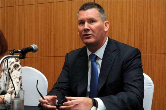 이안 버넷 "글로벌 여건 어려운 지금이 헤지펀드 문 열 기회" 