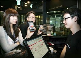 (사진) 고객이 매장에서 자체적으로 생성해 발행한 모바일 할인쿠폰(셀프쿠폰)으로 음식 할인을 받는 모습.   

  

