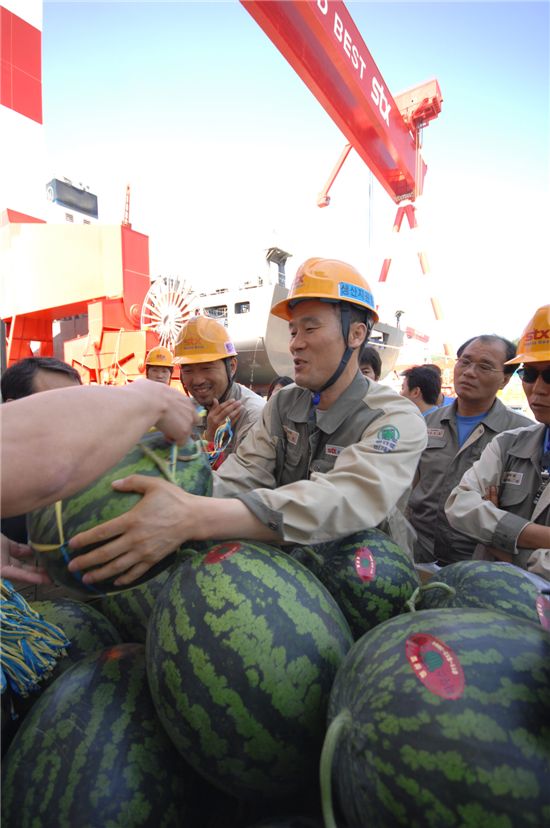 STX조선해양 진해 조선소 직원들이 회사측이 제공한 수박을 받고 있다.