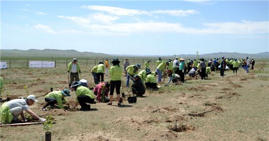 몽골에서 나무를 심고 있는 우리나라 및 몽골 청소년들.