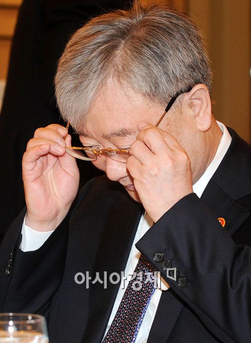 [포토] 안경 고쳐쓰는 김석동 위원장