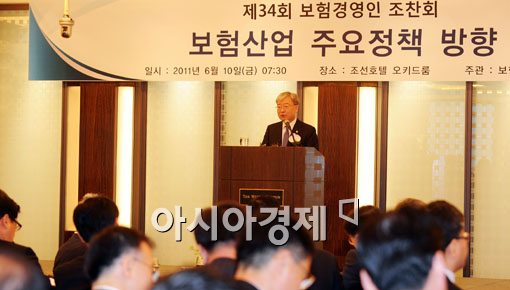 [포토] 보험업계 조찬 모임에서 강연하는 김석동 위원장