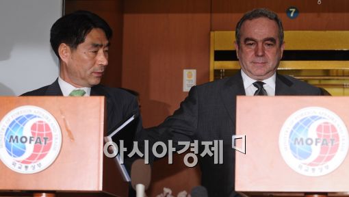[포토]어두운 표정의 캠벨 차관보