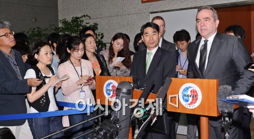 [포토]캠벨에게 몰린 관심