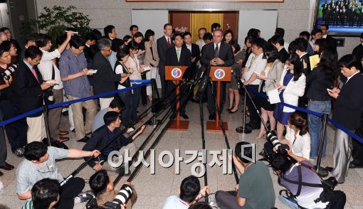 [포토]기자회견하는 김재신-커트 캠벨 차관보