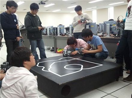 반도체시스템공학과 학생들이 '창의적인 공학설계' 수업을 통해 움직이는 로봇을 만드는 실험을 하고 있다. 