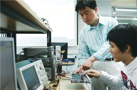 반도체시스템공학과 학생들은 삼성전자에서 현재 연구 중인 기술을 바로 배운다. 