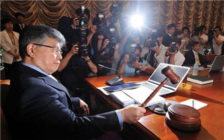 김중수 한국은행 총재가 기준금리 인상안을 통과시켰다.[사진:아시아경제 윤동주 기자]