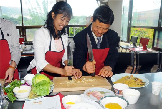 지난 5월 27일 장안동 제2여성복지관에서 실시한 부부교실에 다문화부부 한 쌍이 참여해 한국요리를 하고 있다.
