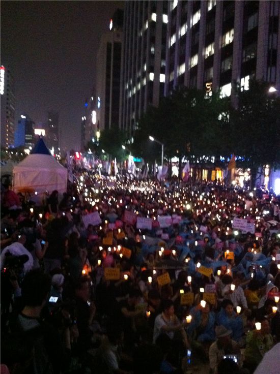 청계광장을 가득 메운 촛불. 이날 5만여명(주최측 추산)의 대학생과 시민들이 참가했다.
