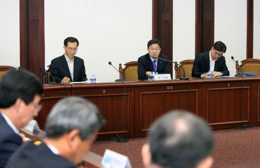 윤상직, 지경부 산하기관 소집 '군기반장' 나서