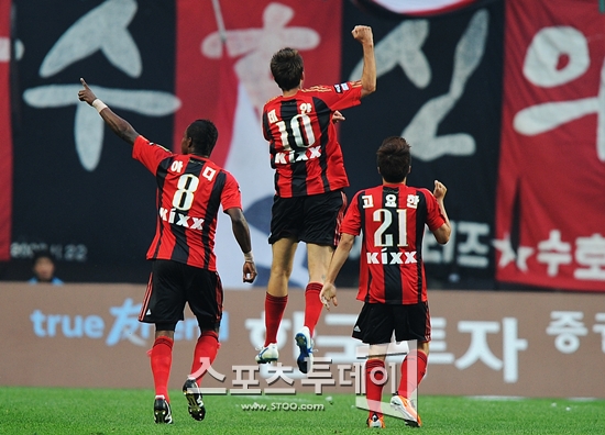 [포토] 선제골 데얀 '폴짝 뛰어올라~'