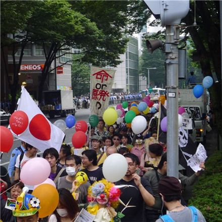지난 11일 오후 도쿄도 신주쿠구 도교도청 앞 중앙공원 광장에서 6.11 탈원전 집회를 열었던 시민들이 신주쿠 대로를 따라 시가행진을 하고 있다.