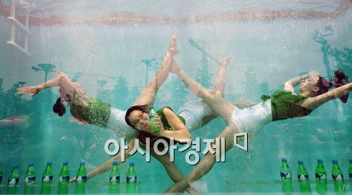 [포토] 도심 한가운데 열리는 수중 퍼포먼스