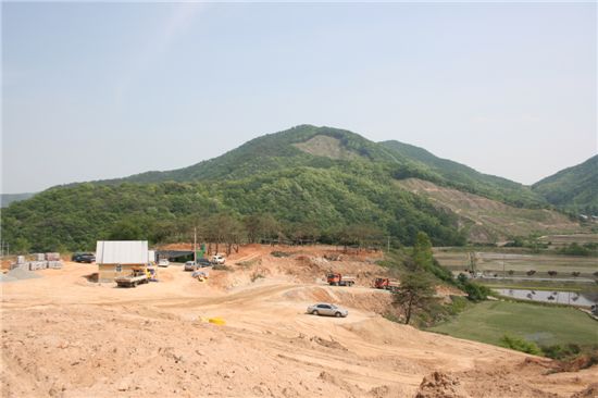 전원주택단지 개발 중인 모습. 앞쪽에 보이는 산이 울궁산이다.