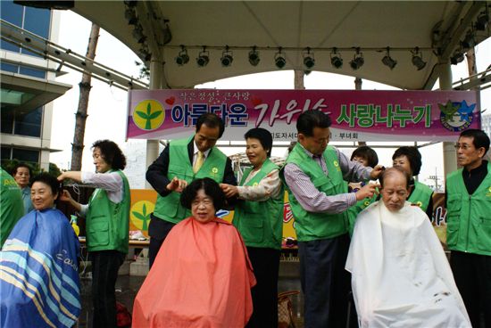 문석진 서대문구청장이 어르신들에 대한 머리 봉사를 하고 있다. 