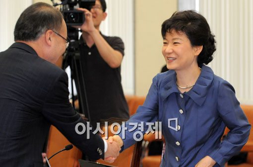 [포토] 박근혜 전 대표와 인사하는 박재완 장관