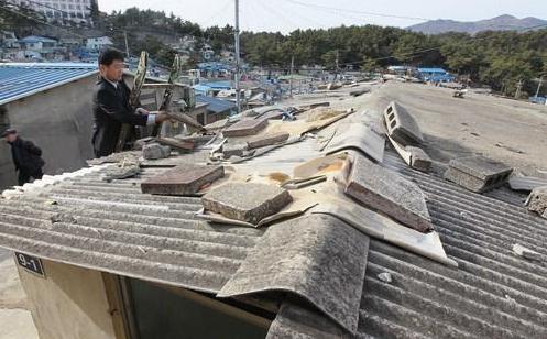 물결모양의 석면지붕은 인도 뿐 아니라 한국 빈곤층 집의 지붕으로 여전히 이용되고 있다. 