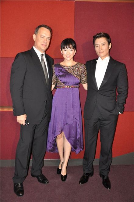 Starting from left: Tom Hanks, Zhang Ziyi and Lee Byung-hun at Red Carpet Gala Premiere at Screen Singapore film fest (June 5 to 12). [BH Entertainment]