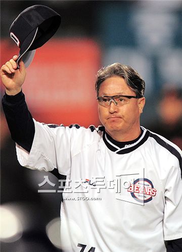 김경문 감독은 올 시즌 8년 동안 쥔 두산의 지휘봉을 스스로 내려놓았다.