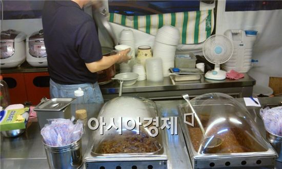 노량진 학원가 신풍속도...서서 먹는 '포차밥' 