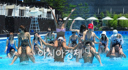 [포토] '더운 여름, 수영장으로 오세요~'