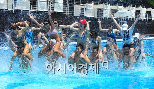 [포토] 워커힐, 수영장 오픈 기념 이벤트