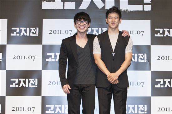 Korean actors Shin Ha-kyun (left) and Ko Soo (right) at the press conference for war flick "Frontline" held in Seoul, South Korea on June 14, 2011. [Showbox]
