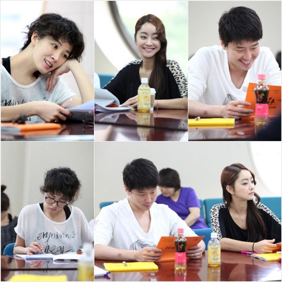 The first script-reading session for upcoming SBS weekend drama tentatively titled "Scent of a Woman" held in Gyeonggi Province, South Korea. [EM.COM]