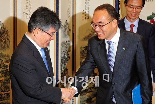 [포토] 악수하는 박재완·김중수